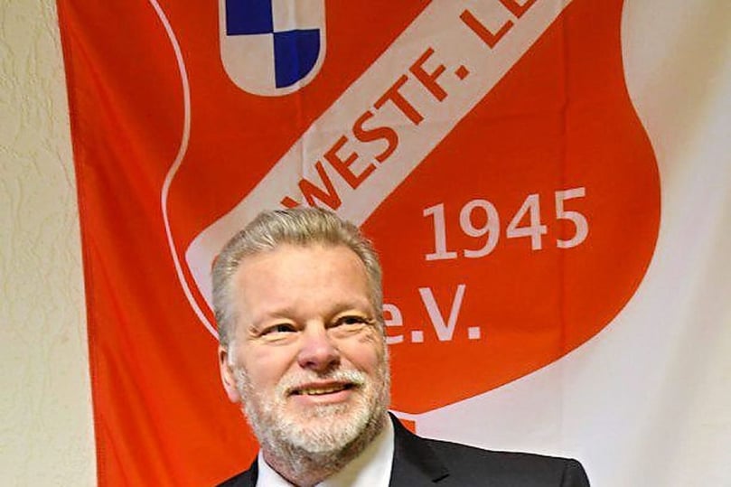Am 3. Januar stirbt Thomas Selker im Alter von nur 58 Jahren. Sein plötzlicher Tod reißt eine große Lücke in das Dorfleben von Leer. So verliert der Löschzug Leer seinen Leiter und der Sportverein Westfalia Leer seinen Vorsitzenden.