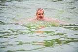 Es gibt Schöneres. Dennoch: Für gut trainierte Schwimmer kann ein Bad im kalten Kanalwasser extrem belebend sein.