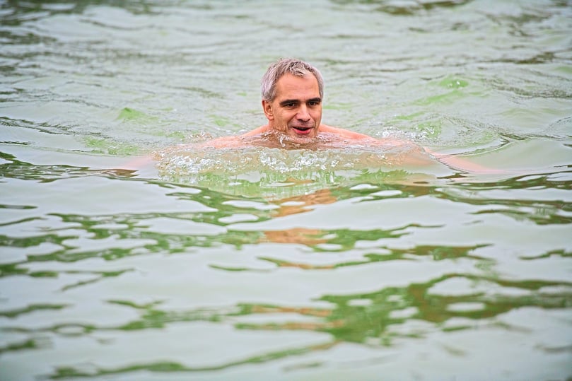 Es gibt Schöneres. Dennoch: Für gut trainierte Schwimmer kann ein Bad im kalten Kanalwasser extrem belebend sein.
