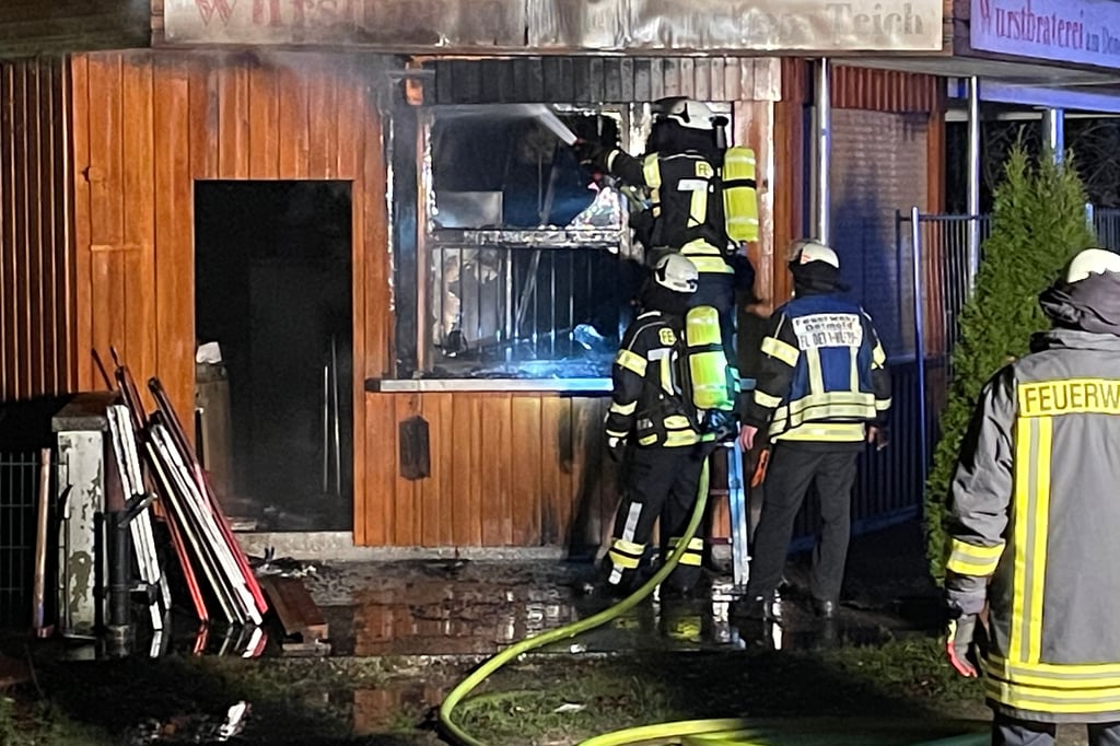 Kiosk am Donoper Teich in Flammen