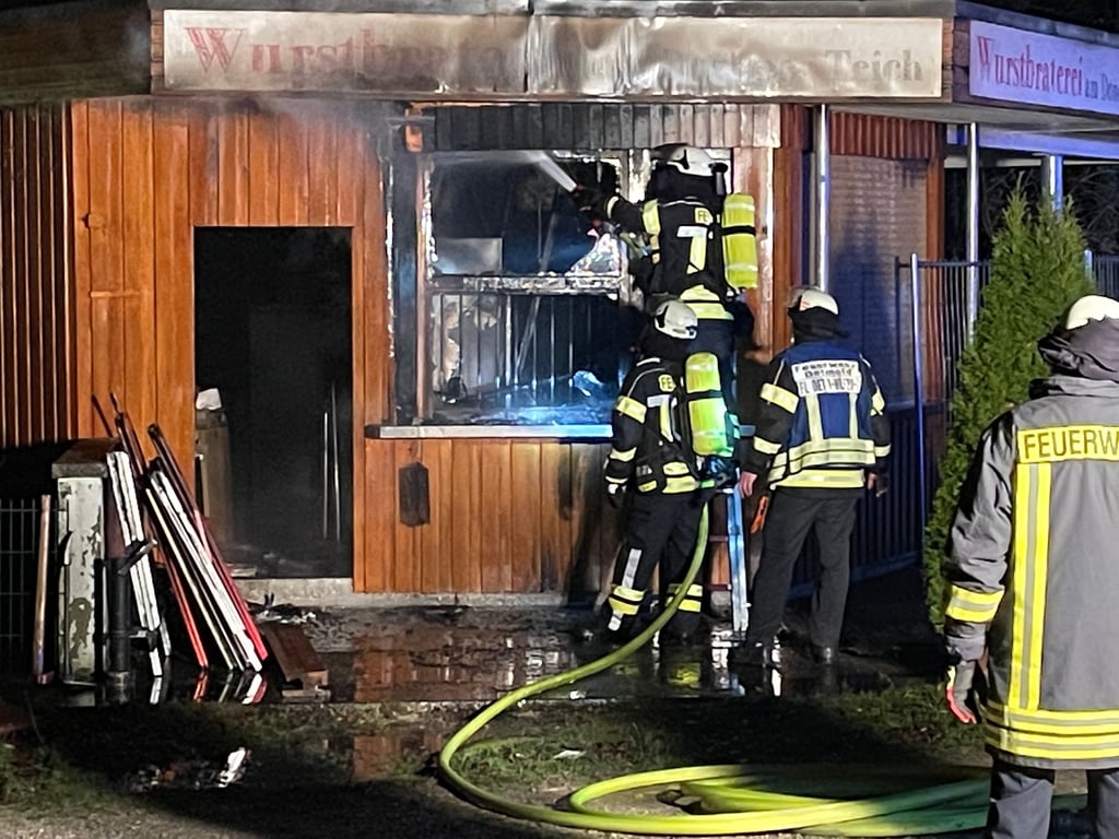 Kiosk am Donoper Teich in Flammen