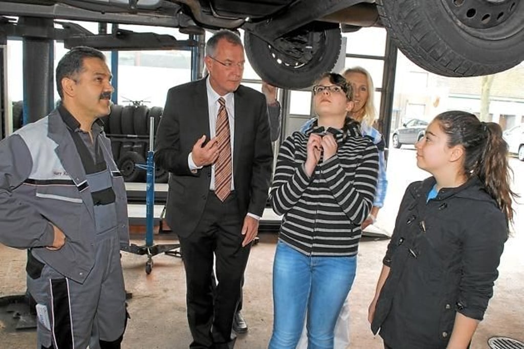 Selin und Friederike arbeiten in der Autowerkstatt Kurnaz