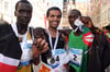 Sieger Nasef Ahmed (M.) mit Eijah Kipkemoi Yator (l.) und Paul Kimayo Kimugul (r.).