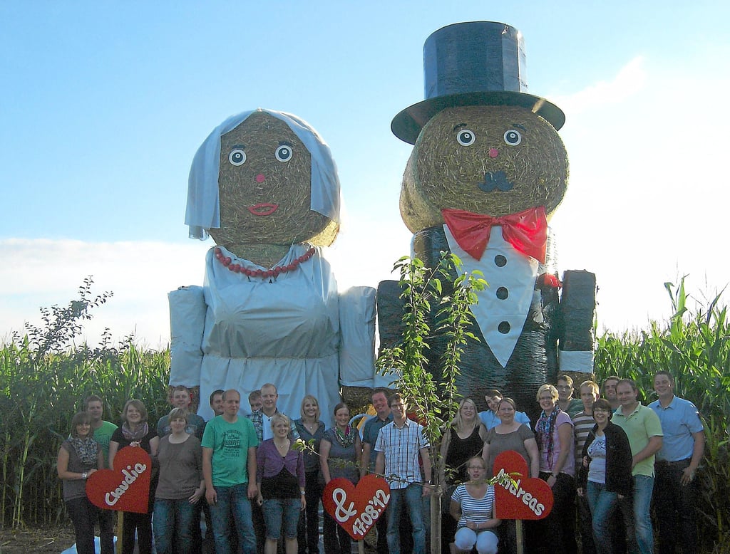 Strohpuppen grüßen am Wegesrand