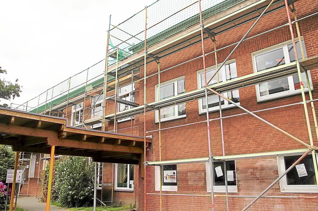 Gerüst steht Dachsanierung an der WibbeltSchule