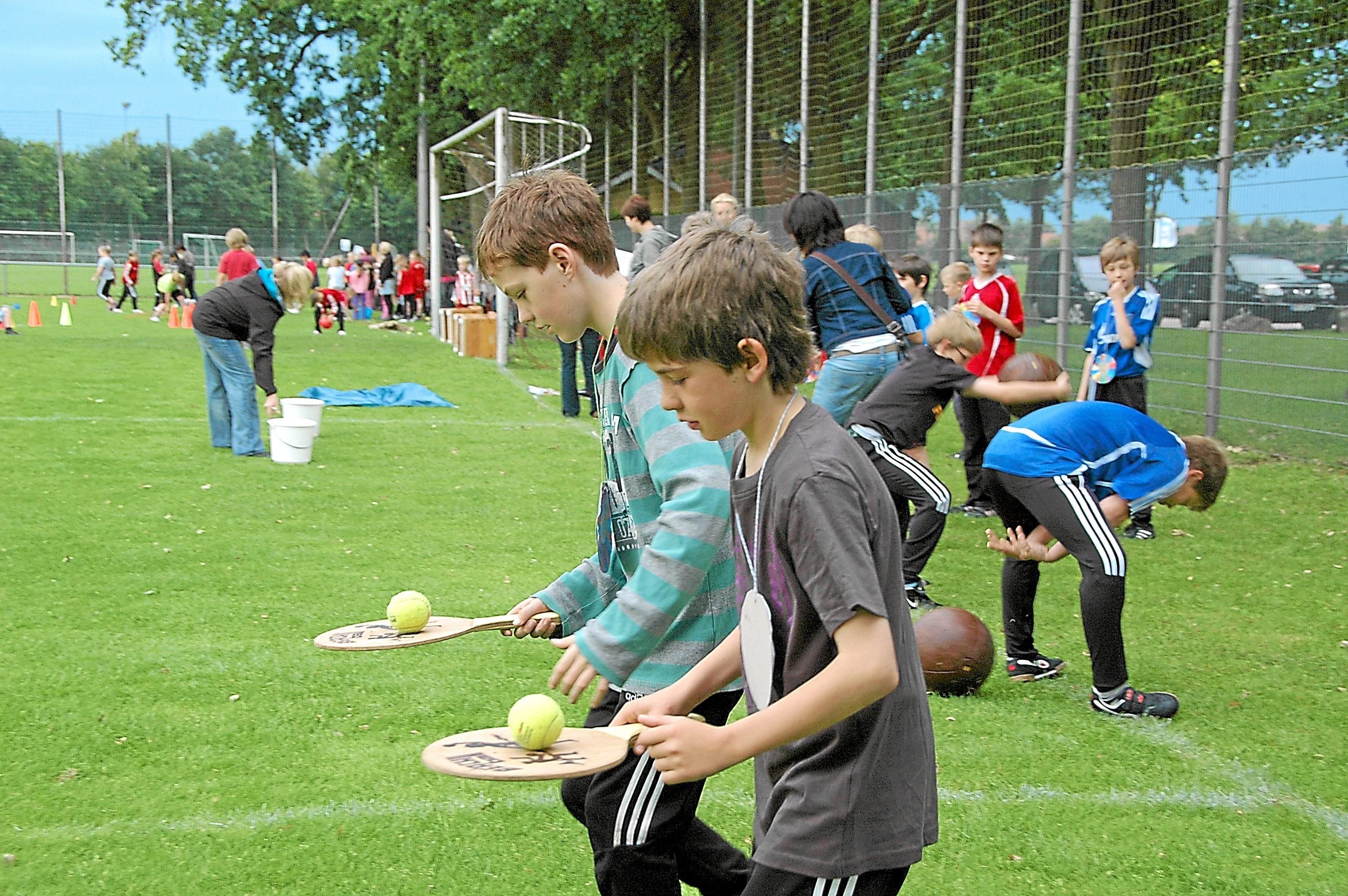 Werfen, Springen, Stelzen laufen