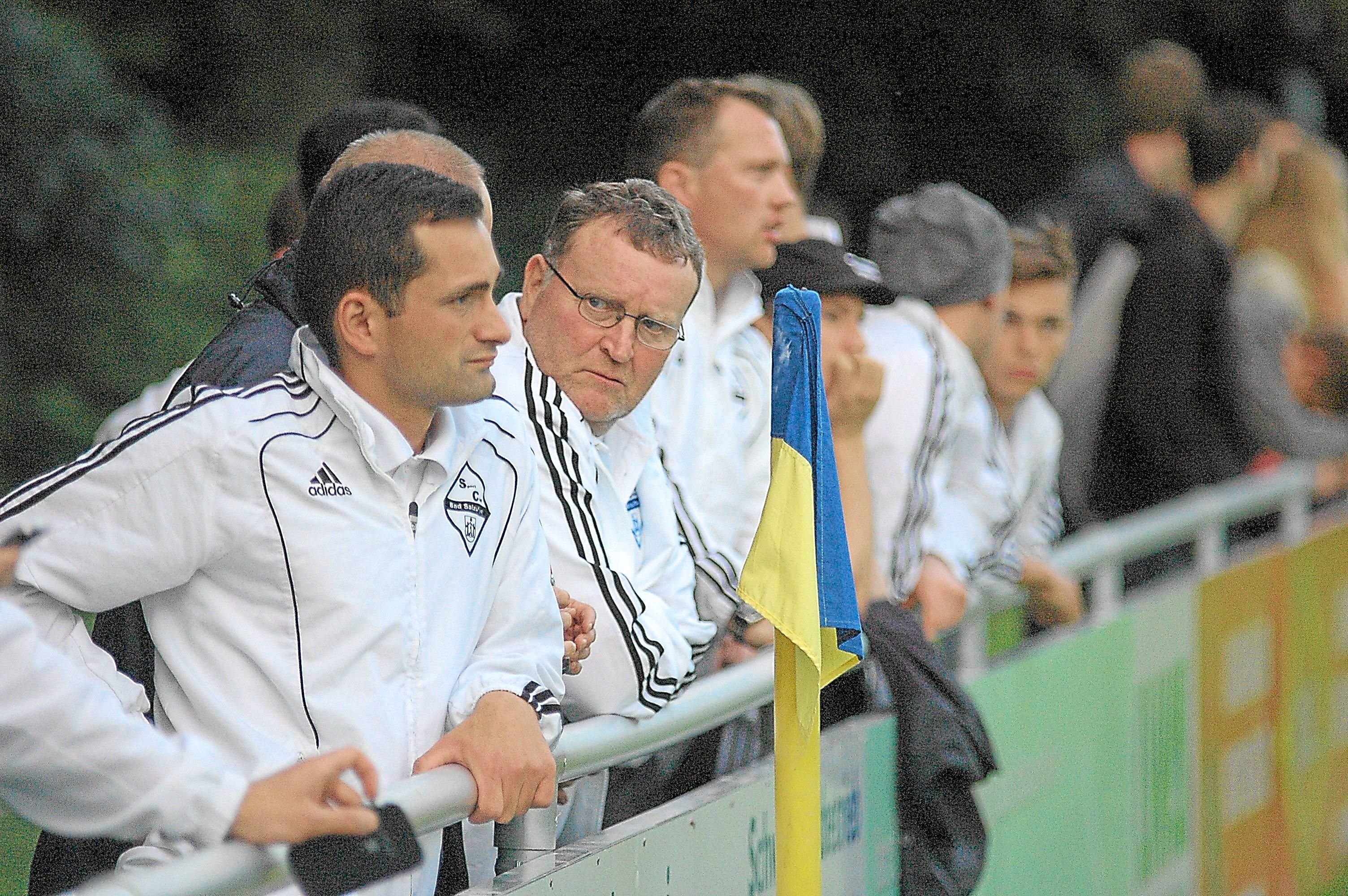 Trainer Und Mannschaft Des SVB-Gegners In Hemer Vor Ort