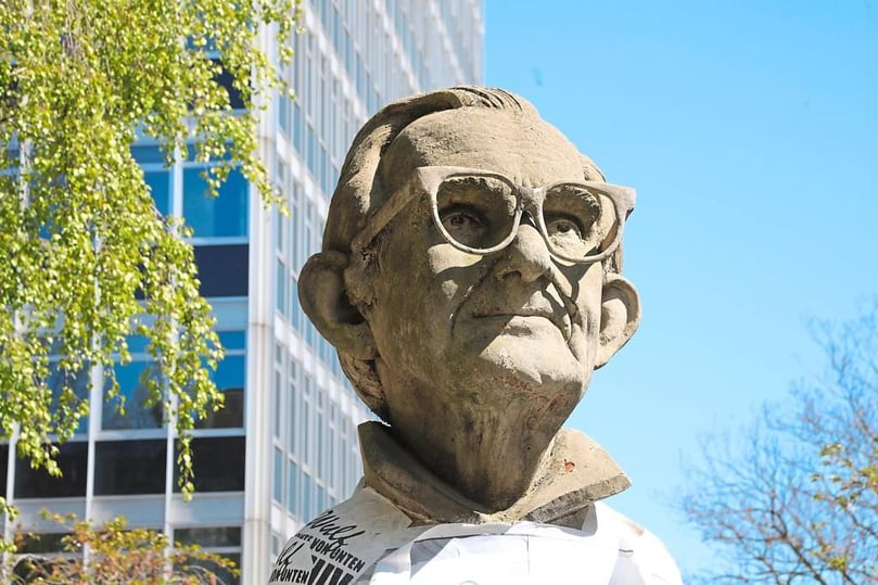 Paul Wulf wäre am 02. Mai 100 Jahre alt geworden. Skulptur Servatiiplatz
