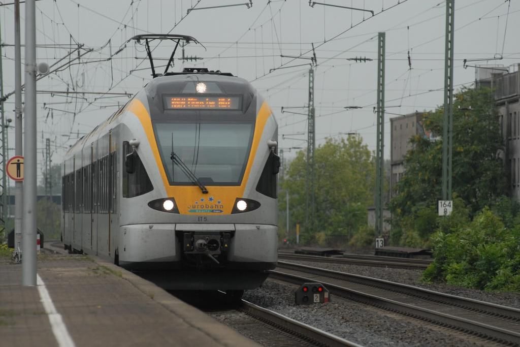 Holzpalette auf Bahnschienen: Verspätungen bei sechs Zügen