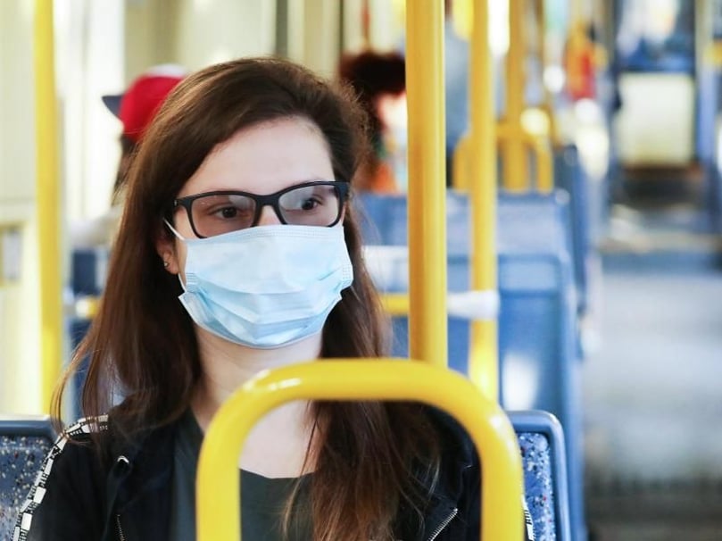 Es besteht weiterhin unabhängig von Inzidenz-Werten und für alle Personen die Pflicht zum Tragen einer medizinischen Maske im öffentlichen Personennahverkehr, im Handel, in Innenräumen mit Publikumsverkehr, in Warteschlangen und an Verkaufsständen sowie bei Großveranstaltungen im Freien (außer am Sitzplatz).