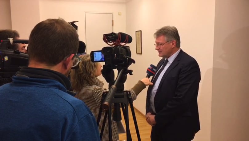 Auch der Parteivorsitzende der Bundes-AfD, Jörg Meuthen, ist ins Rathaus gekommen.