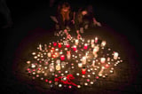 Noch am Abend werden Kerzen angezündet und Blumen für die Opfer niedergelegt.