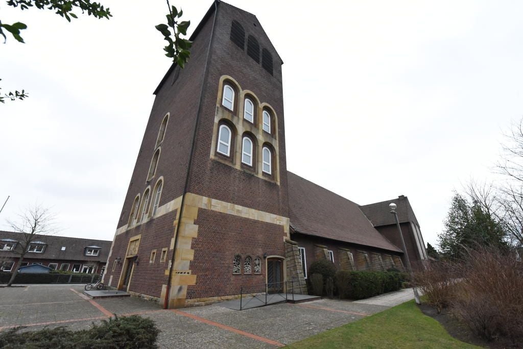 Die Bilder vor dem Ende der Josefkirche in Greven