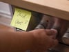 Viele Demenzkranke sind im Alltag auf Hilfe angewiesen. Eine Lösung kann der Umzug aus der eigenen Wohnung in eine Pflegeeinrichtung sein.