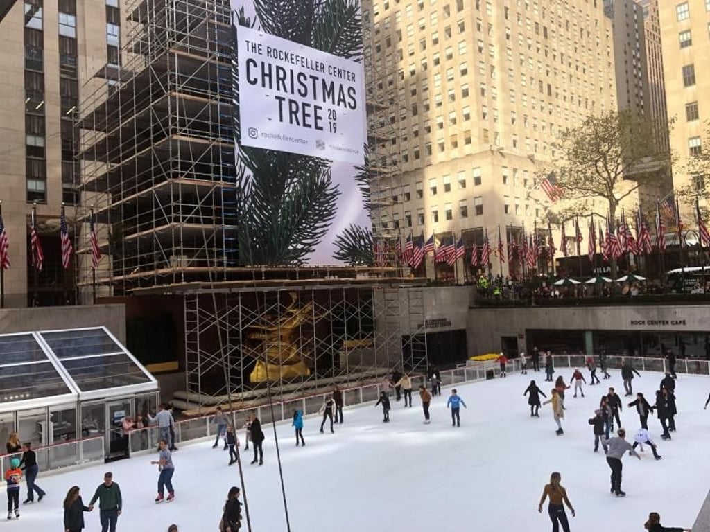 RiesenWeihnachtsbaum am Rockefeller Center aufgestellt RiesenWeihnachtsbaum am Rockefeller Center aufgestellt