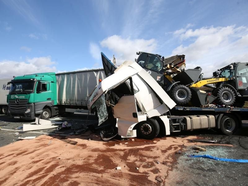 Unfall Mit Drei Lkws Auf A3: Sperrung Und Stau