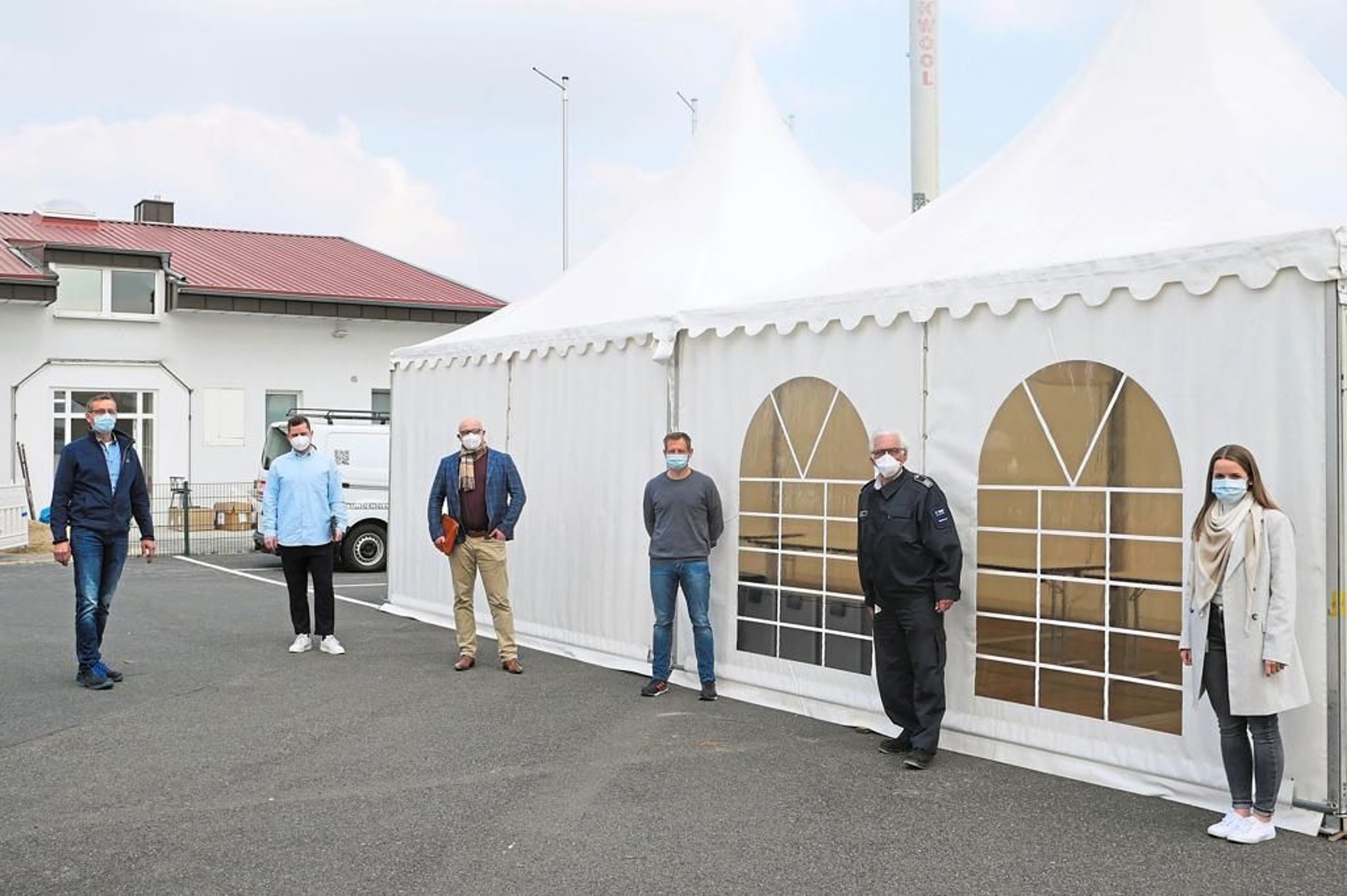 Öffentliches CoronaTestzentrum vor der BASF