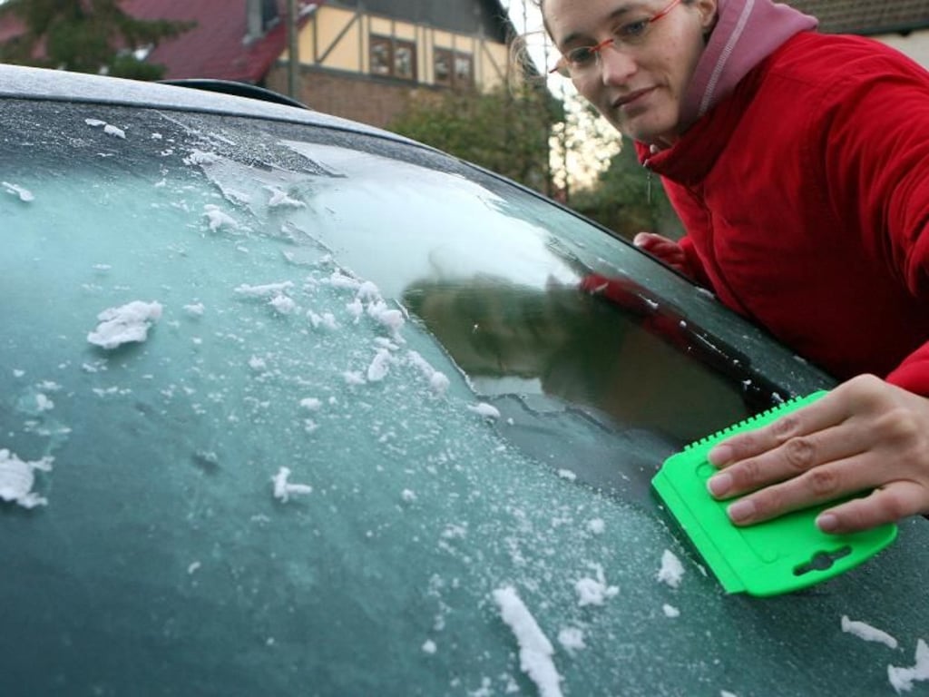 Heißes Wasser auf die gefrorene Autoscheibe?