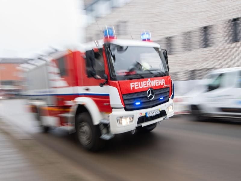 Stromkasten in Brand: Feuerwehr wird von Feuerwerk empfangen