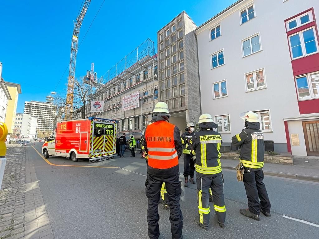 Mann Stürzt Vom Dach In Die Tiefe