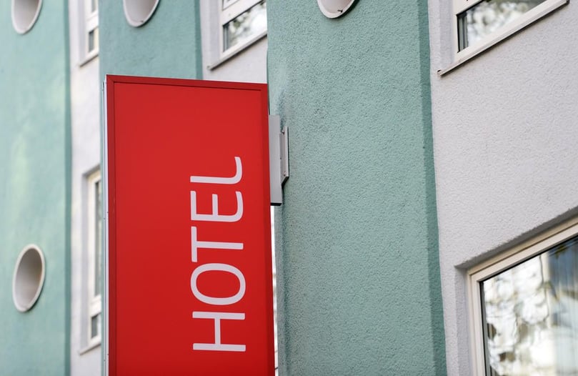 HOTELS Für private Gäste dürfen Hotels unter Auflagen bei einer stabilen Wocheninzidenz unter 100 wieder öffnen - also, wenn der Wert in der Kommune an mindestens fünf Tagen darunter liegt. Die Erlaubnis ist aber auf maximal 60 Prozent der Hotelkapazitäten begrenzt, jedenfalls solange bis die Inzidenz unter 50 fällt.