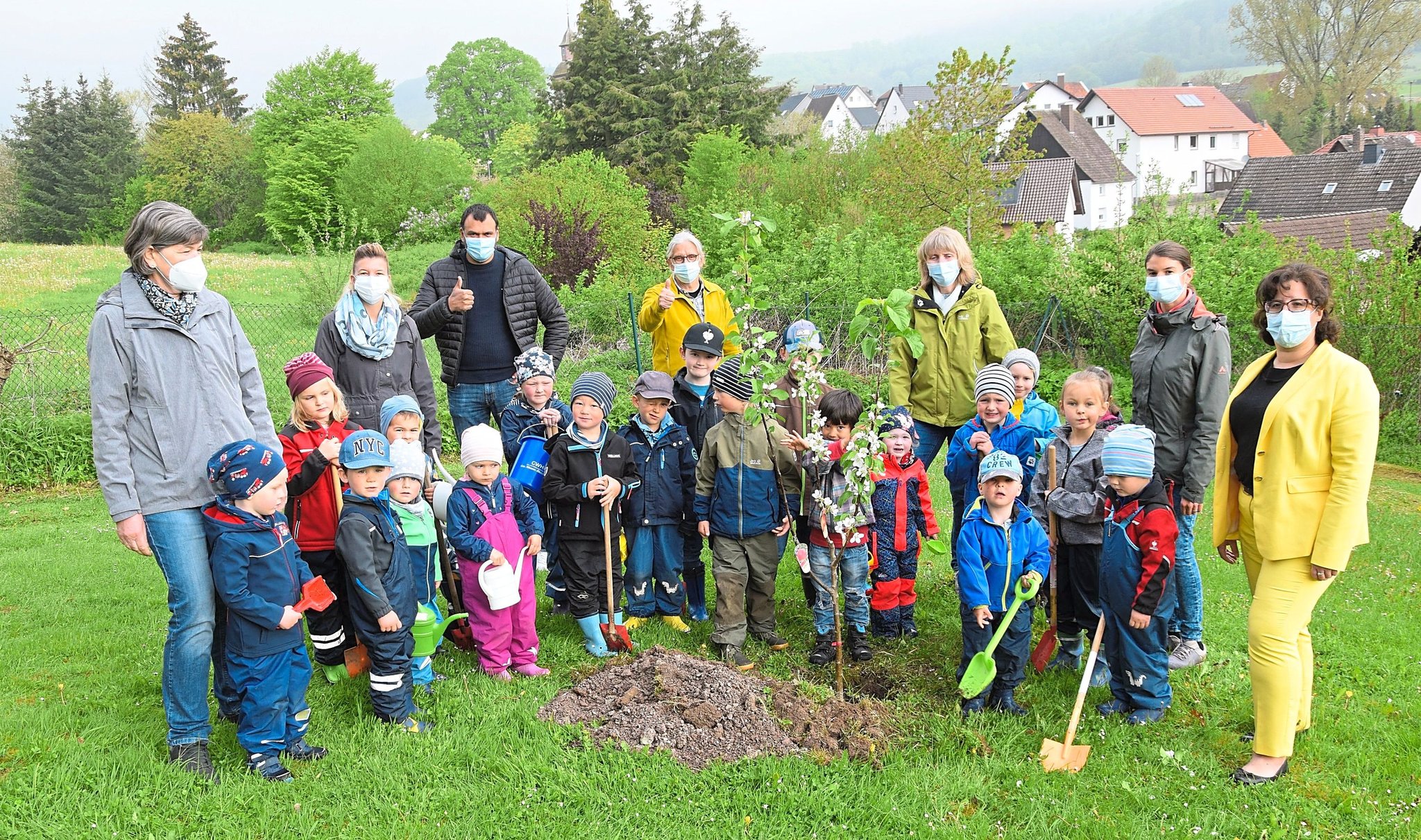 Kinder pflanzen Apfelbäume