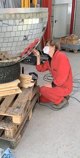 Renovierung und lichttechnische Renovierung der Everswinkeler Spiegelkugel in der Werkstatt von Künstlerin Sandra Silbernagel