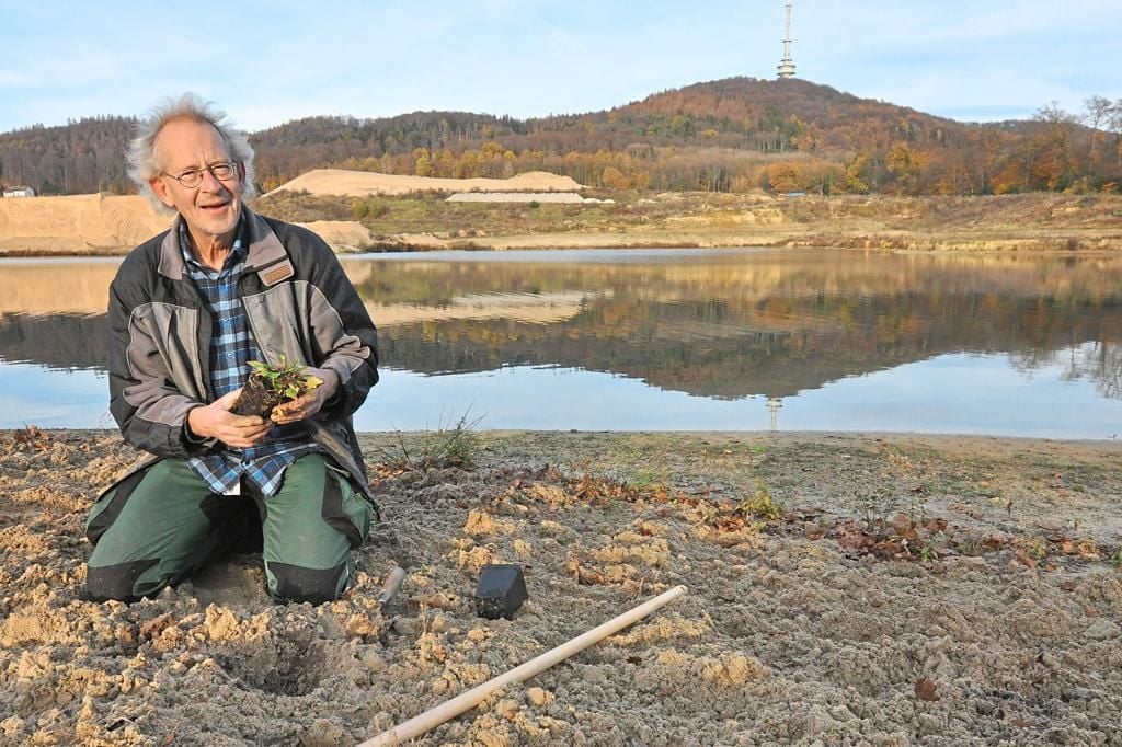 StaudenKarl hilft am QuelleSee