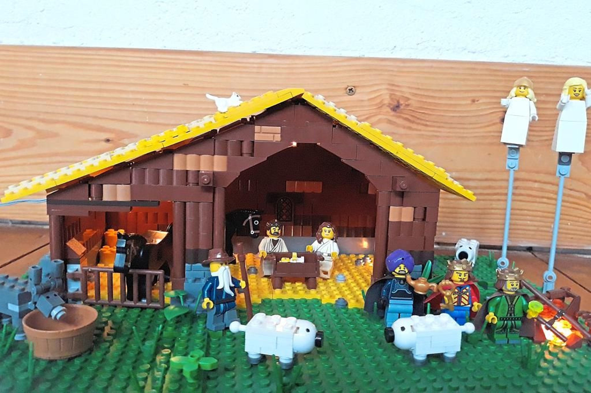 Der kleine Jesus liegt in einer LegoKrippe