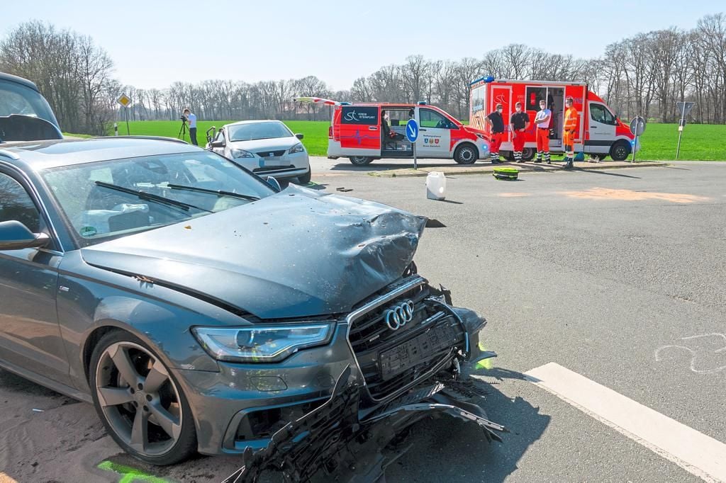 Schwerer Unfall Mit Drei Fahrzeugen