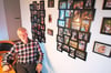 Manfred Zilske vor der „Ahnengalerie“: Die Familie ist für den 66-Jährigen das größte Hobby.