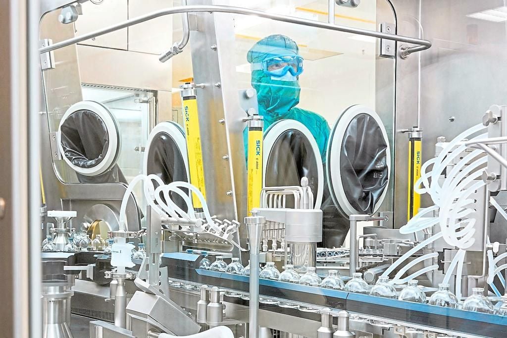 ImpfstoffAbfüllung bei Baxter startet