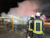 Die Feuerwehr war in wenigen Minuten vor Ort und löschte die brennenden Heulage-Ballen vor den Stallungen des Gestüts Falkenhöh.