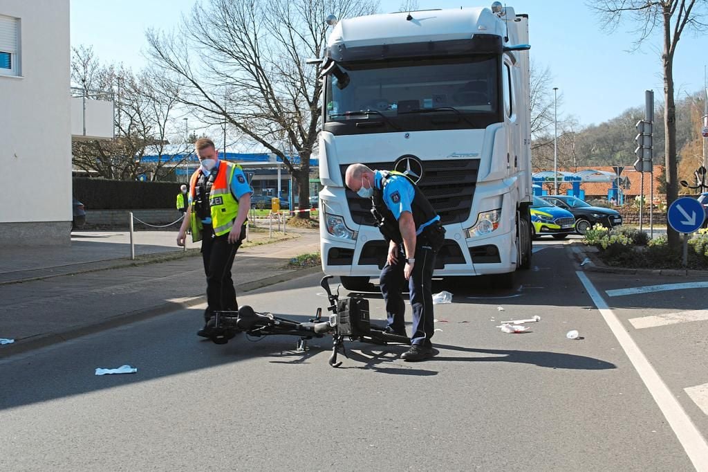 Sattelzug Erfasst Radfahrerin