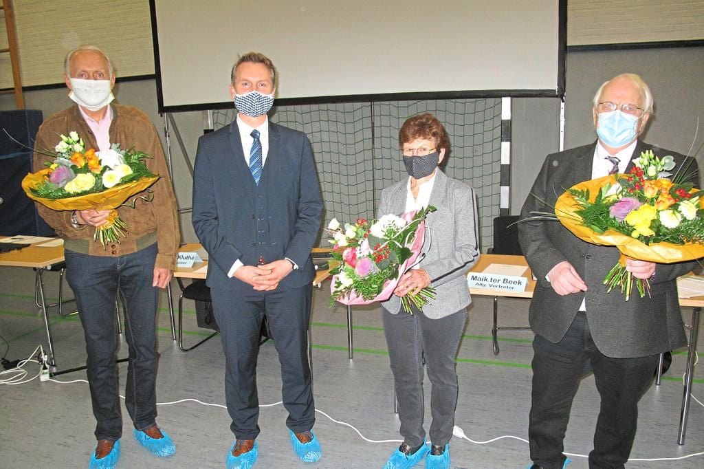 Viele Masken und Blumensträuße