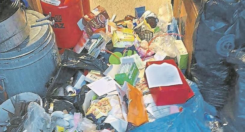 Abfall statt Altkleider im Container