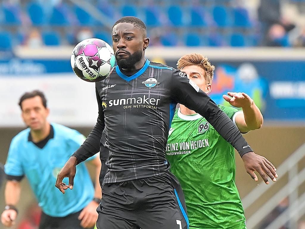 Owusu wird auf Instagram übel beleidigt und reagiert beeindruckend