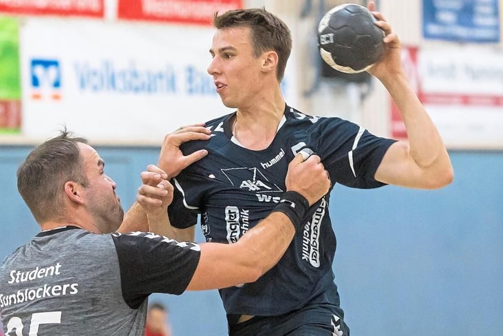 Nicht zuletzt die Gastgebermannschaften von SWH - hier Rückraumspieler Max Beumer (r.) - wollen einen bestmöglichen Eindruck hinterlassen.