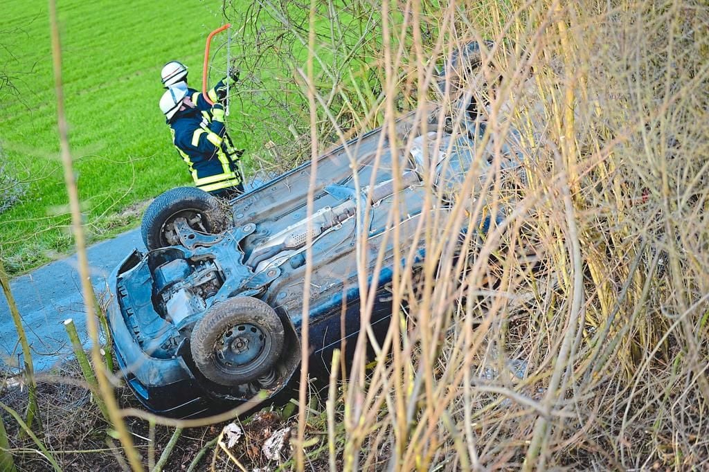 Unfall Auf Der B 54: Feuerwehr Befreit Frau Aus Pkw