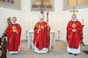 Über die Priesterweihe freuten sich (von links) Jan Tasler, Bischof Felix Genn und Fabian Guhr. 