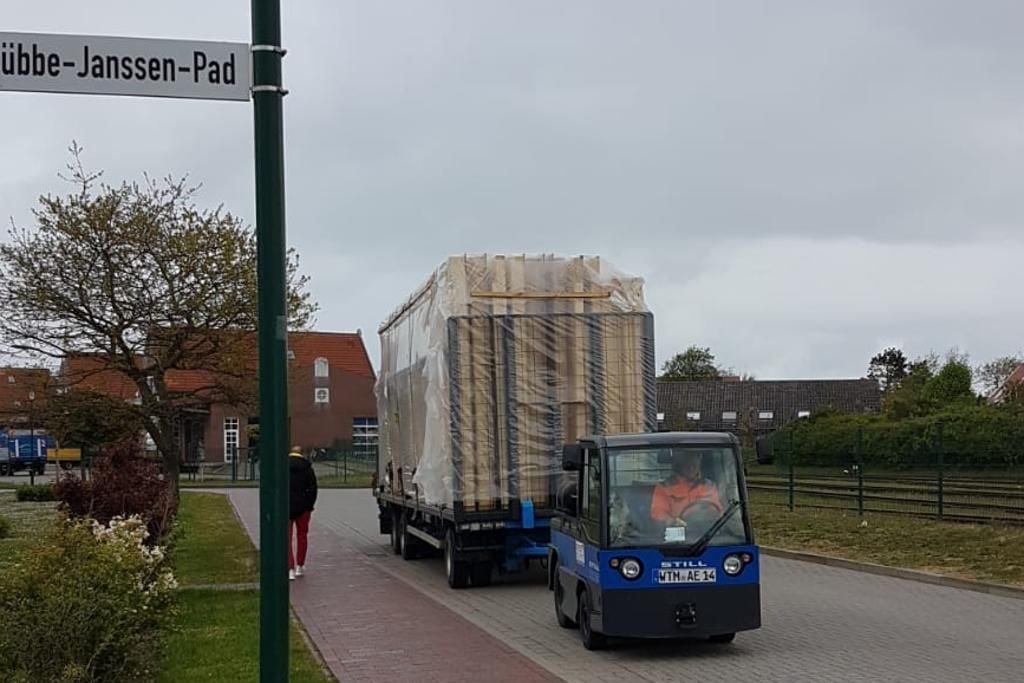 Ein Haus nach Langeoog verschifft Ein Haus nach Langeoog verschifft