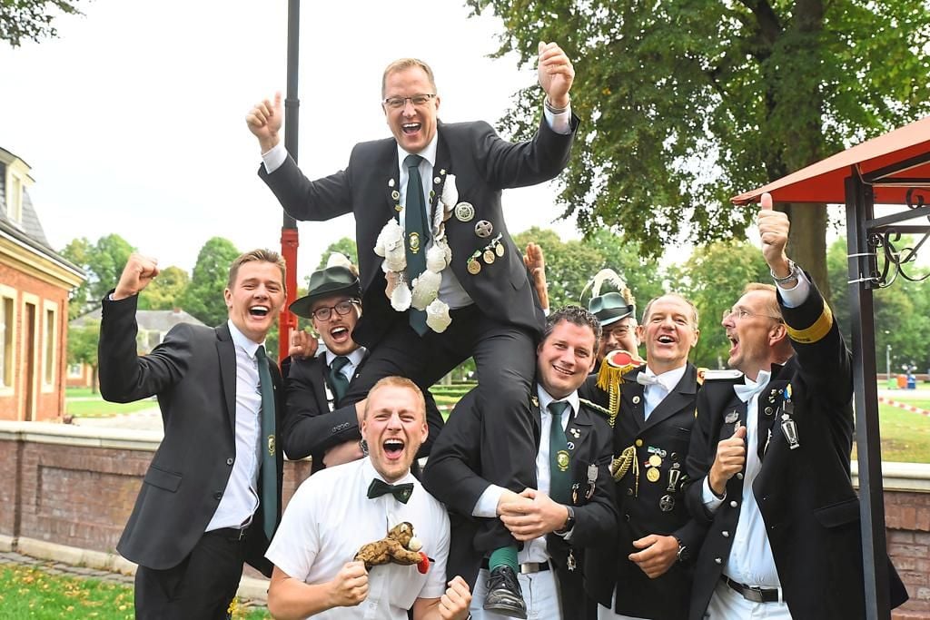 Auf den Schultern seiner Freude wird der neue Stadtschützenkönig Ludger Davids unmittelbar nach dem entscheidenden Treffer dem Publikum präsentiert.