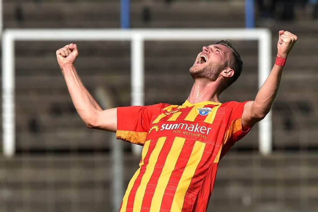 Srbeny trifft dreifach