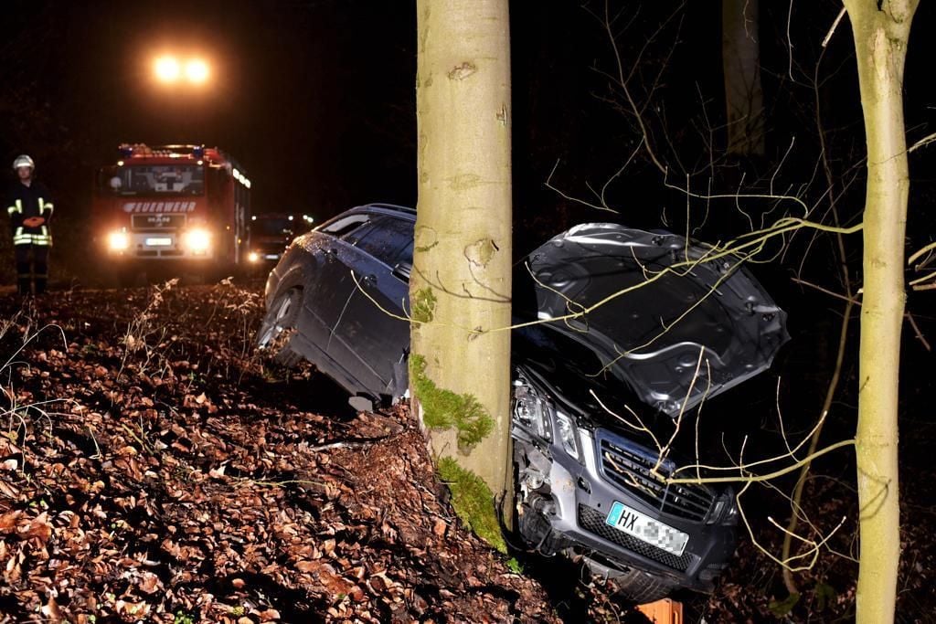 Spektakulär: Mercedes Stürzt Abhang Hinunter