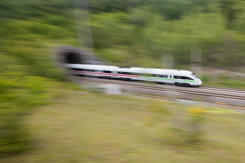 Ein ICE der Deutschen Bahn mit grünen Streifen als Lackierung.