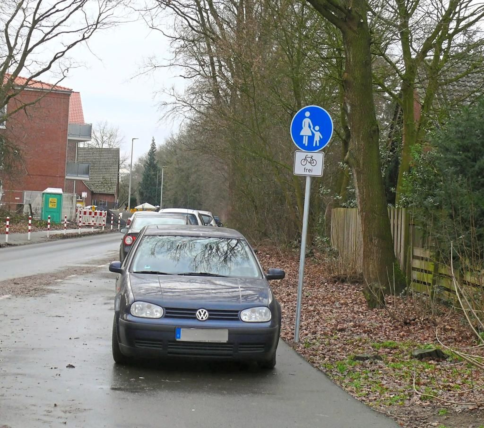 Autos parken auf Gehweg Fußgänger müssen auf die Straße