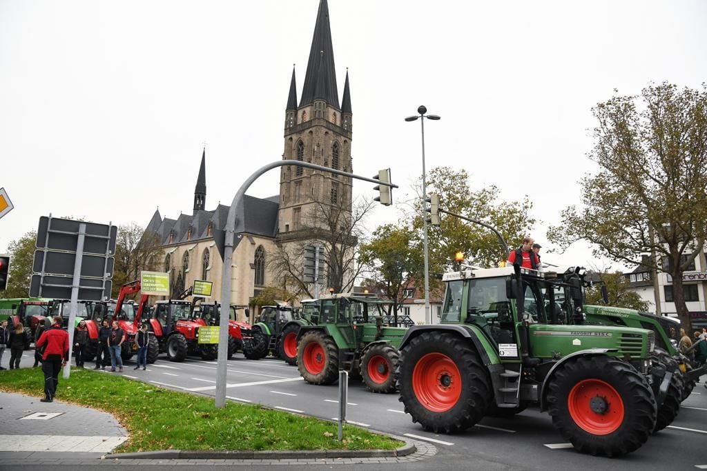 Lange Trecker-Konvois Rollen Durch NRW