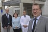 Dr. Roland Thul (49, im Vordergrund) war erst im Februar als neuer Chefarzt im Klinikum Gütersloh vorgestellt worden. Seit Anfang des Jahres leitete der gebürtige Düsseldorfer die Abteilung Gefäßchirurgie. Jetzt ist ihm gekündigt worden.