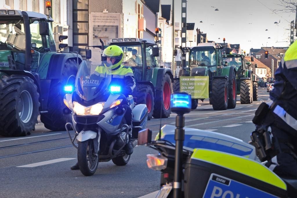 Traktoren auf der Detmolder Straße in Bielefeld.