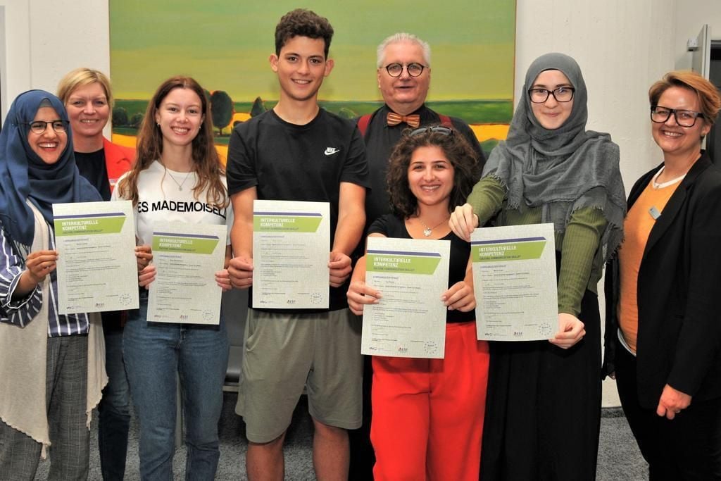 Onlayn yosh qizlar pornosini tomosha qiling Ayollar dumbalarining pornosi